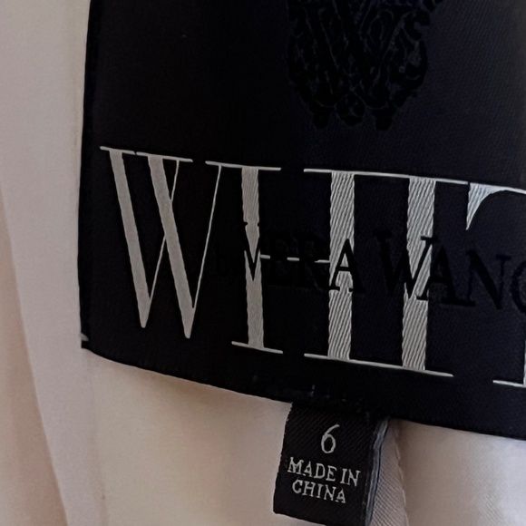 "White" from Vera Wang wedding dress size 6, Off white in pristine condition - Picture 7 of 7